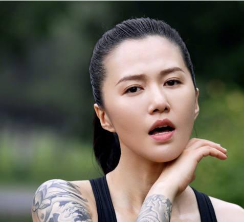 谭维维曝出公园运动照，网友：纹身毁所有