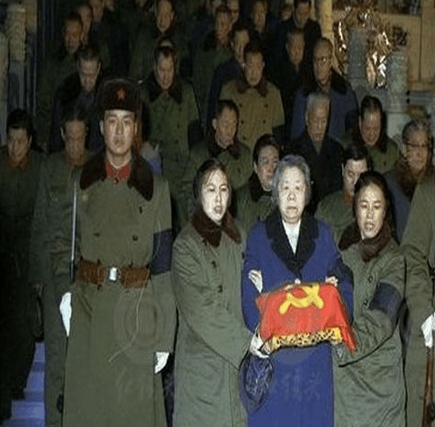 周总理夫妇真如此吝啬? 邓颖超去世前称: 死