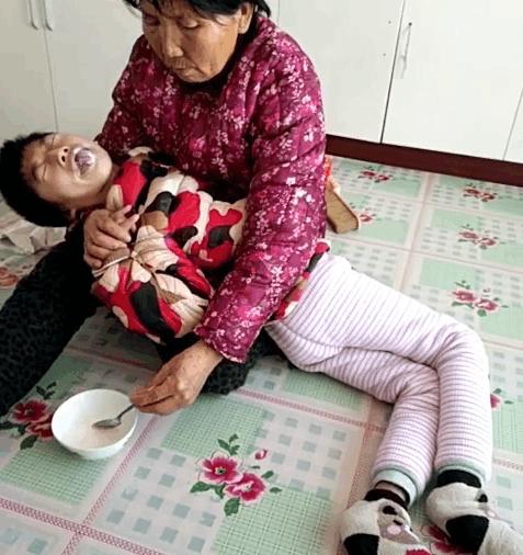 孩子患脑瘫,奶奶不离不弃照顾,实在是感人!