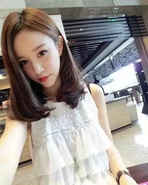 发型介绍:很多女生也喜欢这种内扣式的中长发,内扣式发型淑女甜美,把