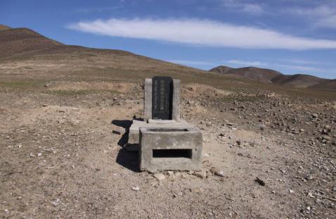 内蒙古出土身着龙袍不腐女尸,她是什么皇室人