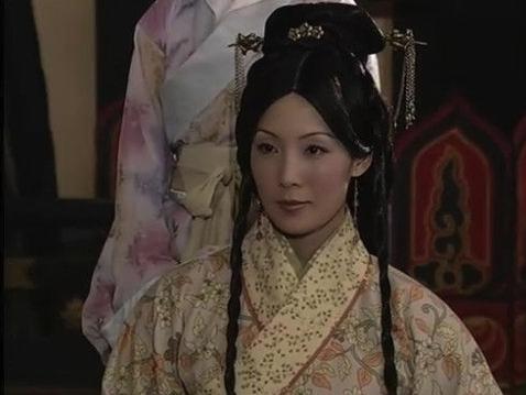 TVB仙气女神吴美珩，带儿子现身中环购物，45岁保养得宜皮肤水嫩