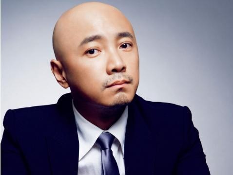 徐峥一部戏票房13亿，放着800万劳斯莱斯不开，却独爱电瓶车