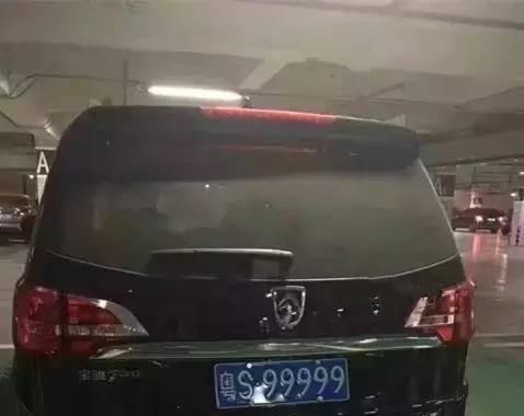 宝骏730挂上了粤S99999车牌 我认为绝对够资格！