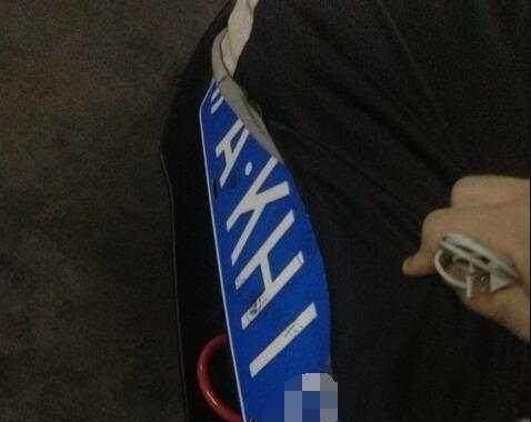 周立波丢在国内的豪车，劳斯莱斯一尘不染，车牌才是最大的亮点