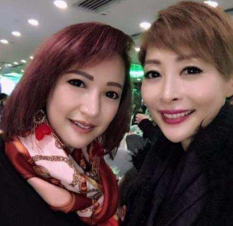 她曾是ATV女艺人，大方承认隆胸的一代亚姐，如今50多岁活成这样