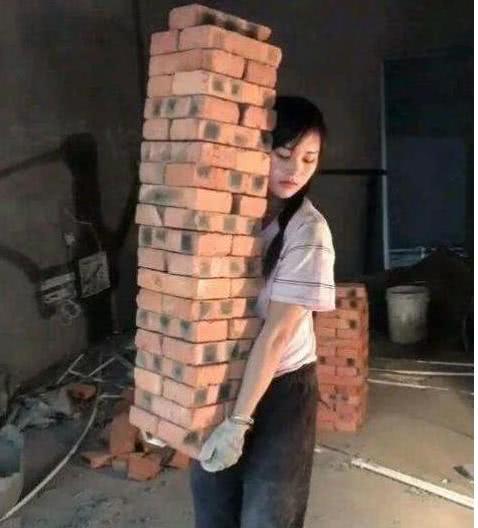 搞笑段子:看到晚上搬砖的姐姐,真的是于心不忍