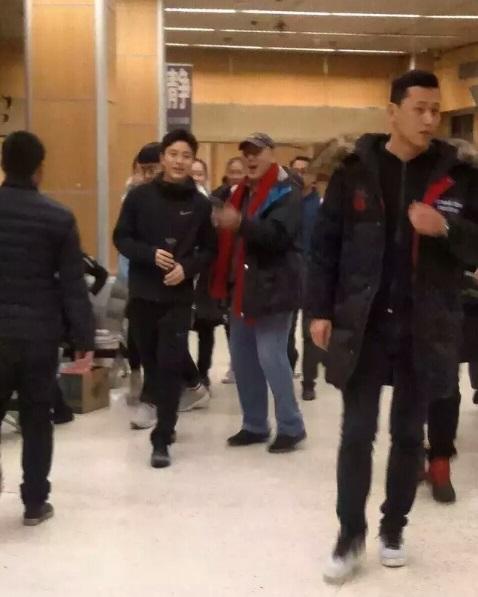 开走豪车摘下婚戒,贾乃亮很爱李小璐,但是也只