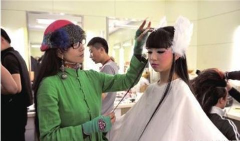 小彩旗为何被放弃培养？看了这张照片就会明白杨丽萍了！