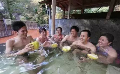 好害羞！真实体验日本男女混浴温泉全过程