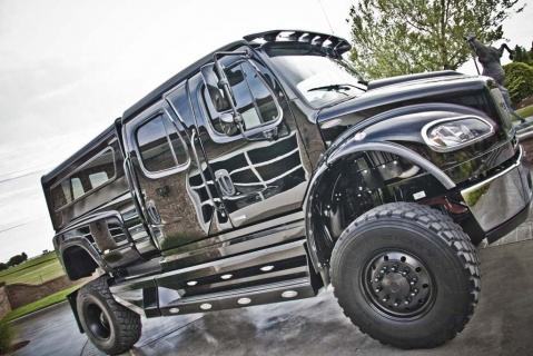 李晨这辆车才是真正的巨无霸，高4.4米重6吨，宛如移动城堡！