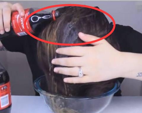 美国一女子用可乐洗头一年,头发变成这样,她自