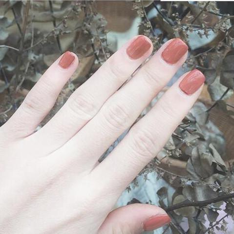 手黑的女人就不要乱选涂指甲油, 最显白几种颜