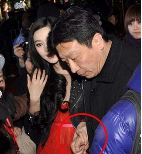 说到穆晓光对范冰冰也不赖,虽然他本身就是个超级大老板,但是不管