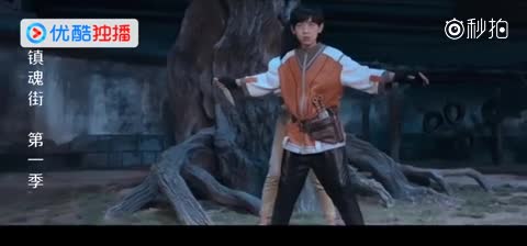 瘦小男子，见到“美女大胸部走光”直喷鼻血！倒在地下起不来！|美女|男子|胸部_新浪新闻