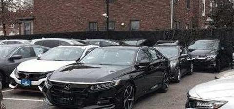 大批第十代雅阁停满广场，外观帅的掉渣，首搭10AT下个月上市