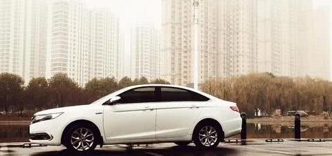 吉利帝豪GL13000公里用车感受，车主：外观设计优秀，油耗满意