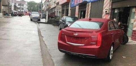 凯迪拉克ATS-L在倒车中下控制臂断裂