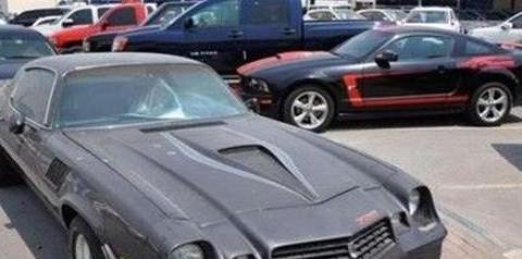 走进迪拜二手车市场，看到2款百万越野车，网友：气场十足啊！