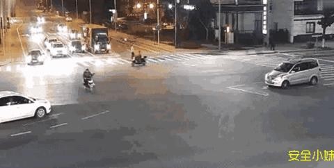 电动车闯红灯，1秒钟内遭2车连撞