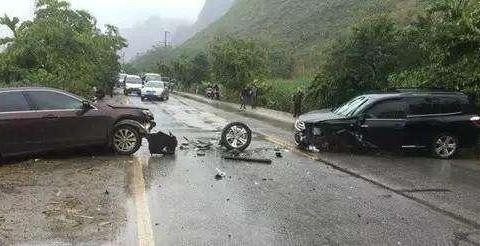 丰田汉兰达失控猛撞国产比亚迪，丰田车主下车后一脸尴尬