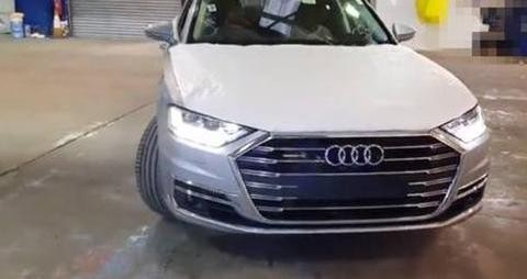 奥迪A8L实车现身，帅到没朋友，6块大屏，贯穿灯带美炸天！