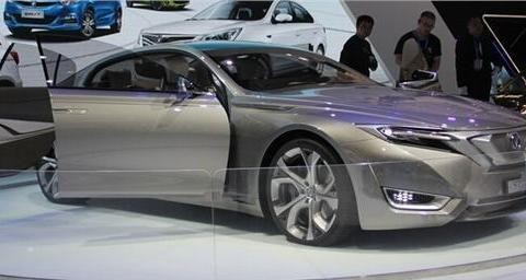 这辆国产车帅炸了，不看车标以为是雷克萨斯，车主直接加98号油