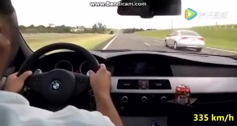 宝马车主被保时捷超车，接下来做出了一个疯狂的行为