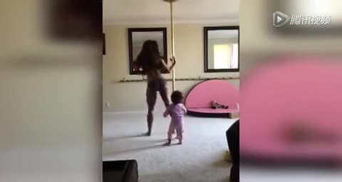 实拍辣妈带着两岁女儿跳钢管舞
