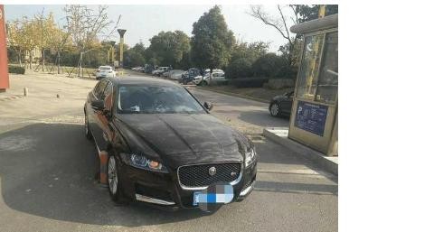 女司机提捷豹XF还没到家就撞了，保安：这技术，驾照是买的吧