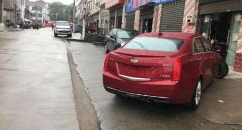 凯迪拉克ATS-L在倒车中下控制臂断裂