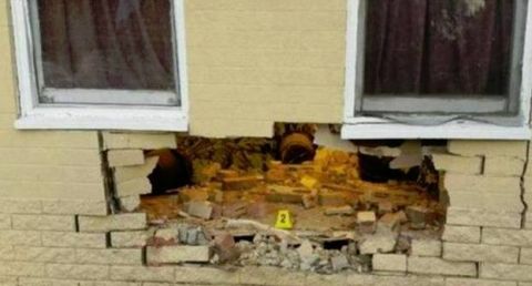 女子开车不小心撞到别墅, 却撞出屋内大秘密, 警