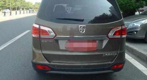 这辆宝骏乱停惹恼其他车主，上前看到其挪车电话后大家都放轻松了