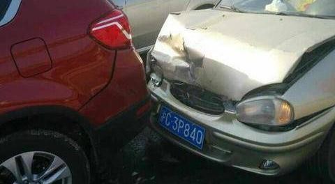 哈弗H6高速被别克赛欧追尾，车主：这质量形成了鲜明的对比