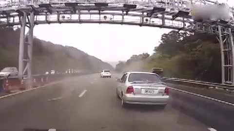 高速上SUV一个假动作, 让旁车连翻10个跟斗!