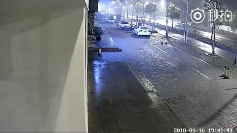 常熟一辆沃尔沃V40与一辆奥迪S6相撞