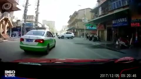 随意变道的出租车，你咋不去开飞机呢？