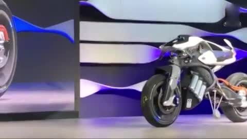 当雅马哈概念车被手碰到车头的一瞬间，我是服了
