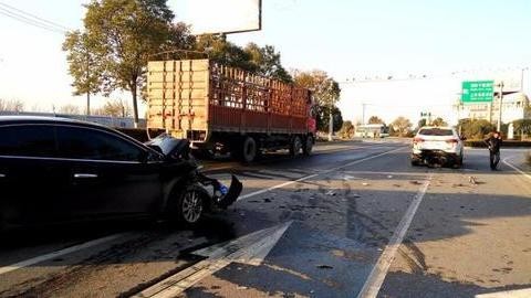日产轩逸马路追尾力帆X80，车主：日系车和国产车差距正在拉开