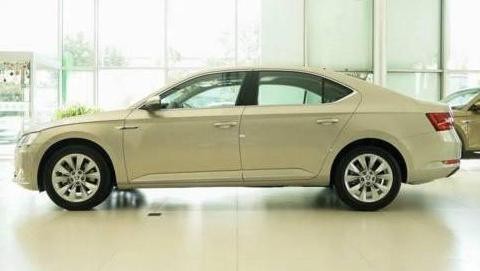 又降2万！德系最厚道中级车油耗5.7L碾压凯美瑞仅10万还买迈腾？