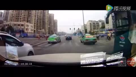 交通事故合集：出租车没踩刹车高速撞上拐弯的半挂车！