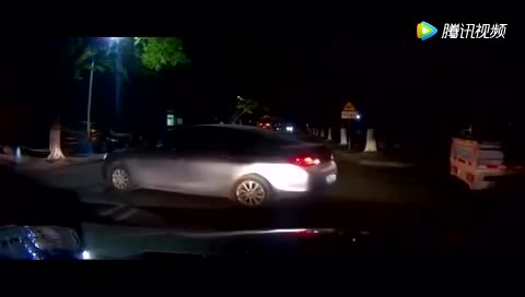 SUV占道挑衅大货车底线，大货车的回应让他欲哭无泪