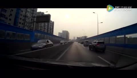 司机疯狂超车，最后停下车一幕，估计整个人都要崩溃了
