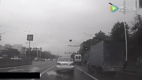 如此猖狂，1分钟变道8次，最后终于栽到卡车手里！