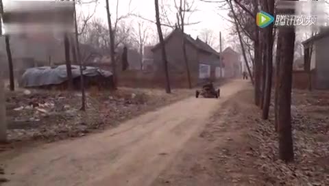 高手在民间，小伙自制敞篷车村里兜风