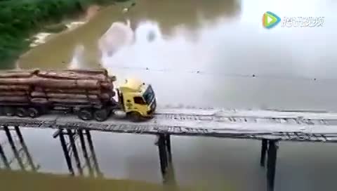 摇摇欲坠，装满货的大卡车过木桥，这太猛了