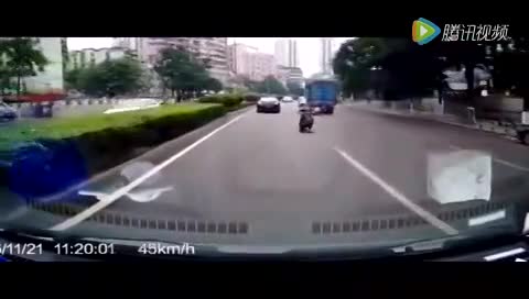 电动车终于碰到狠茬子了，扔下车撒腿就跑，头也不回！