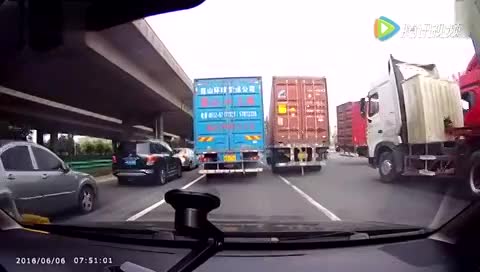 司机狂按喇叭在货车车轮下救人一命，电动车腿都吓软了