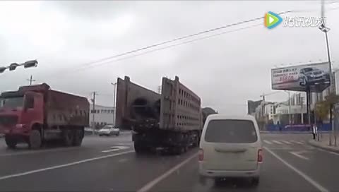 实拍一女司机把油门当刹车追尾大卡车的尾部，被大车卡住拖行