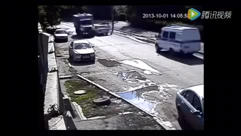 触目惊人的卡车毁灭瞬间，我还以为核爆炸呢